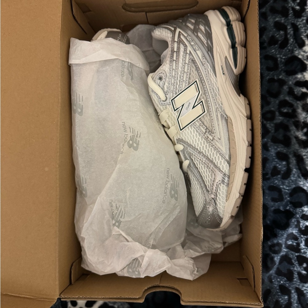 New Balance 1906R
Sz: 7(men) 8.5(women) - Picture 4 of 8